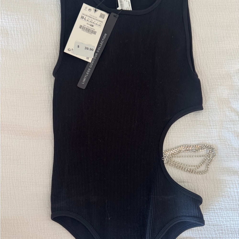 Elegant Black Cutout Top with Chain Detail - Picture 6 of 7